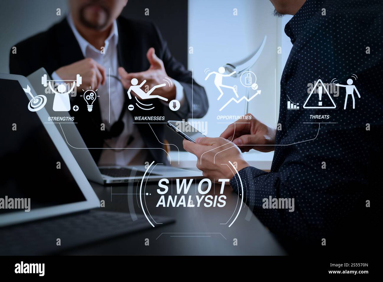 Diagramma virtuale dell'analisi SWOT con punti di forza, punti deboli, minacce e opportunità dell'azienda.concetto di riunione del team di co-working,uso dell'uomo d'affari Foto Stock
