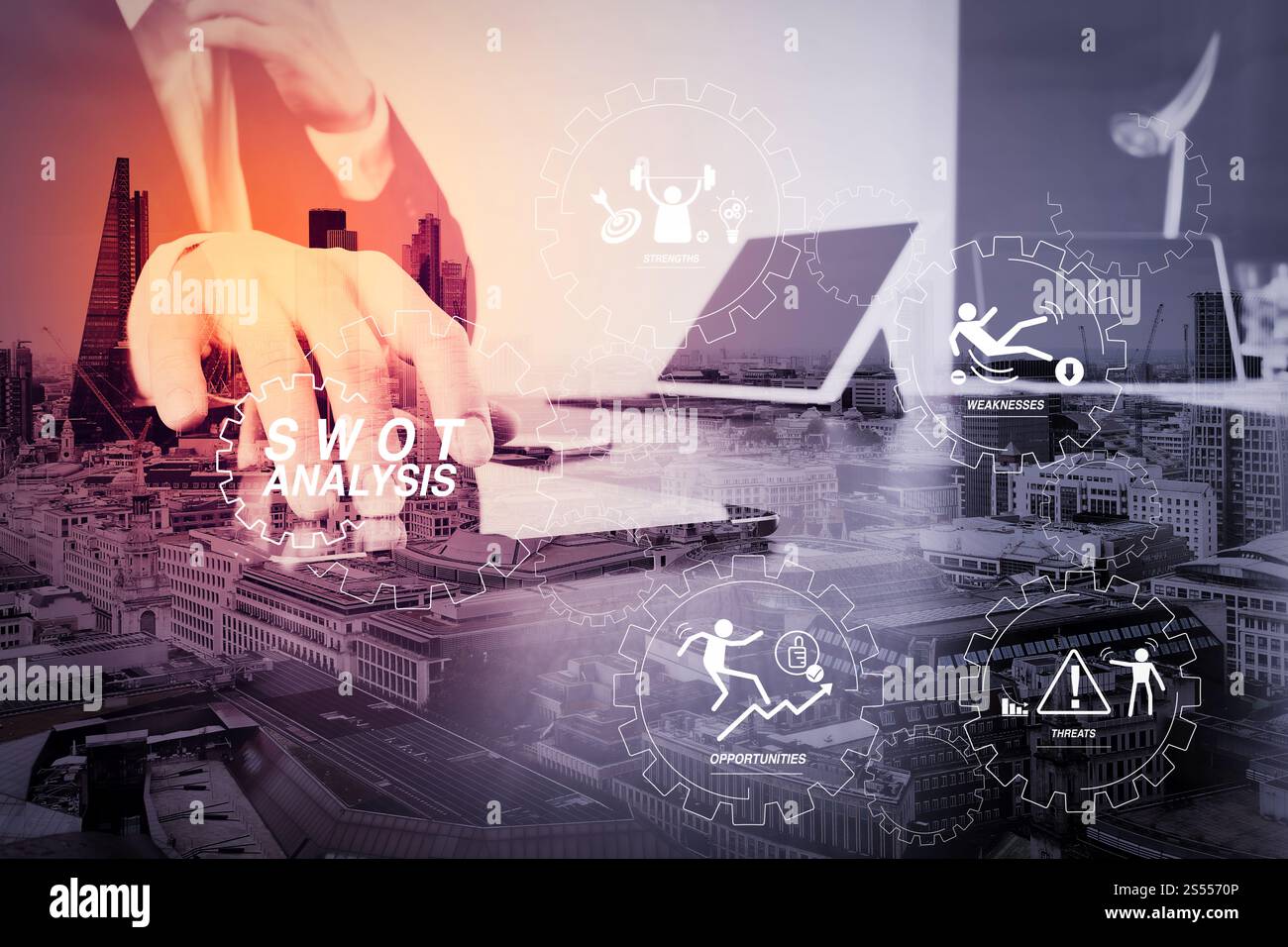 Diagramma virtuale di analisi SWOT con punti di forza, punti deboli, minacce e opportunità dell'azienda.uomo d'affari che lavora con smartphone e digitale Foto Stock