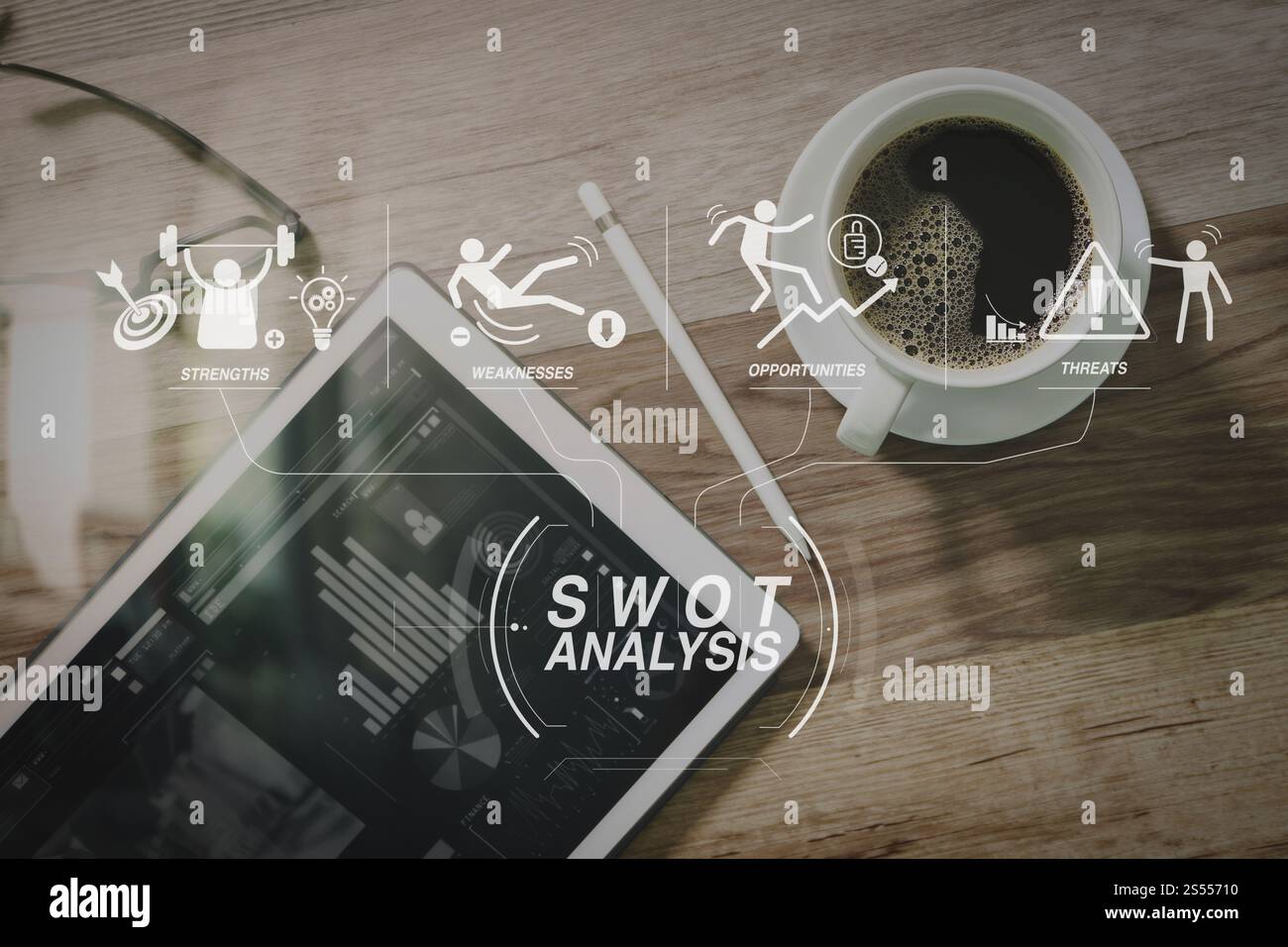Diagramma virtuale dell'analisi SWOT con punti di forza, punti deboli, minacce e opportunità dell'azienda. Tazza da caffè e base docking digitale intelligente Foto Stock