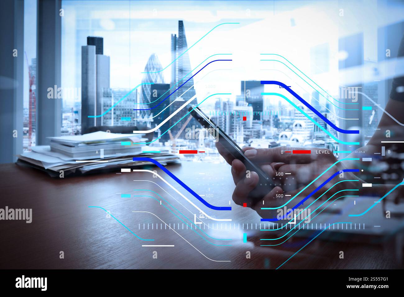 Concetto di concentrazione sull'obiettivo con diagramma digitale. Doppia esposizione dello smartphone per l'uso manuale da parte di un uomo d'affari con lo spazio di lavoro dell'ufficio Foto Stock