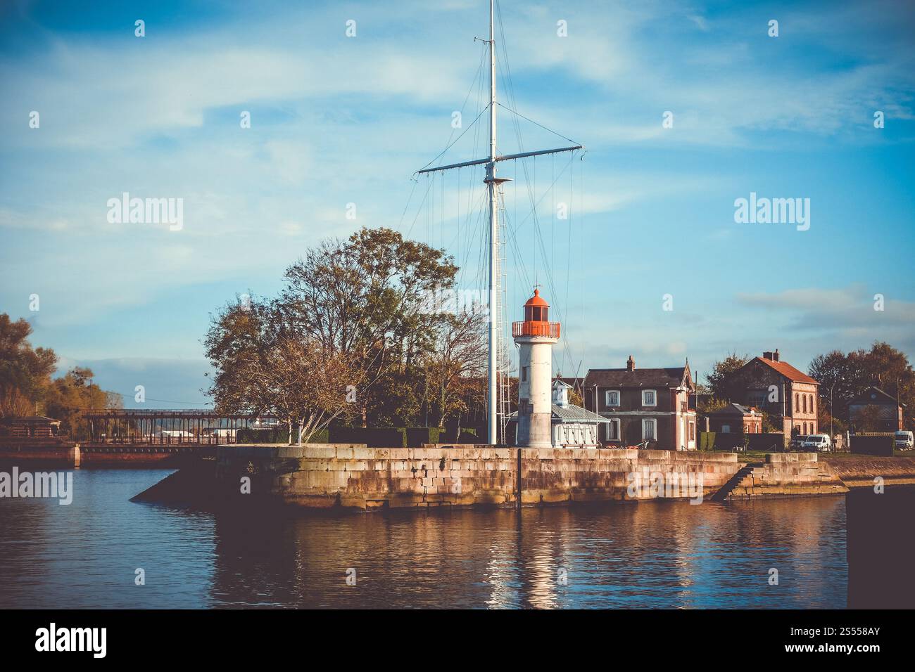 Faro bianco e rosso nel fiume Honfleur la Morelle, Francia. Faro nel fiume Honfleur, Francia Foto Stock