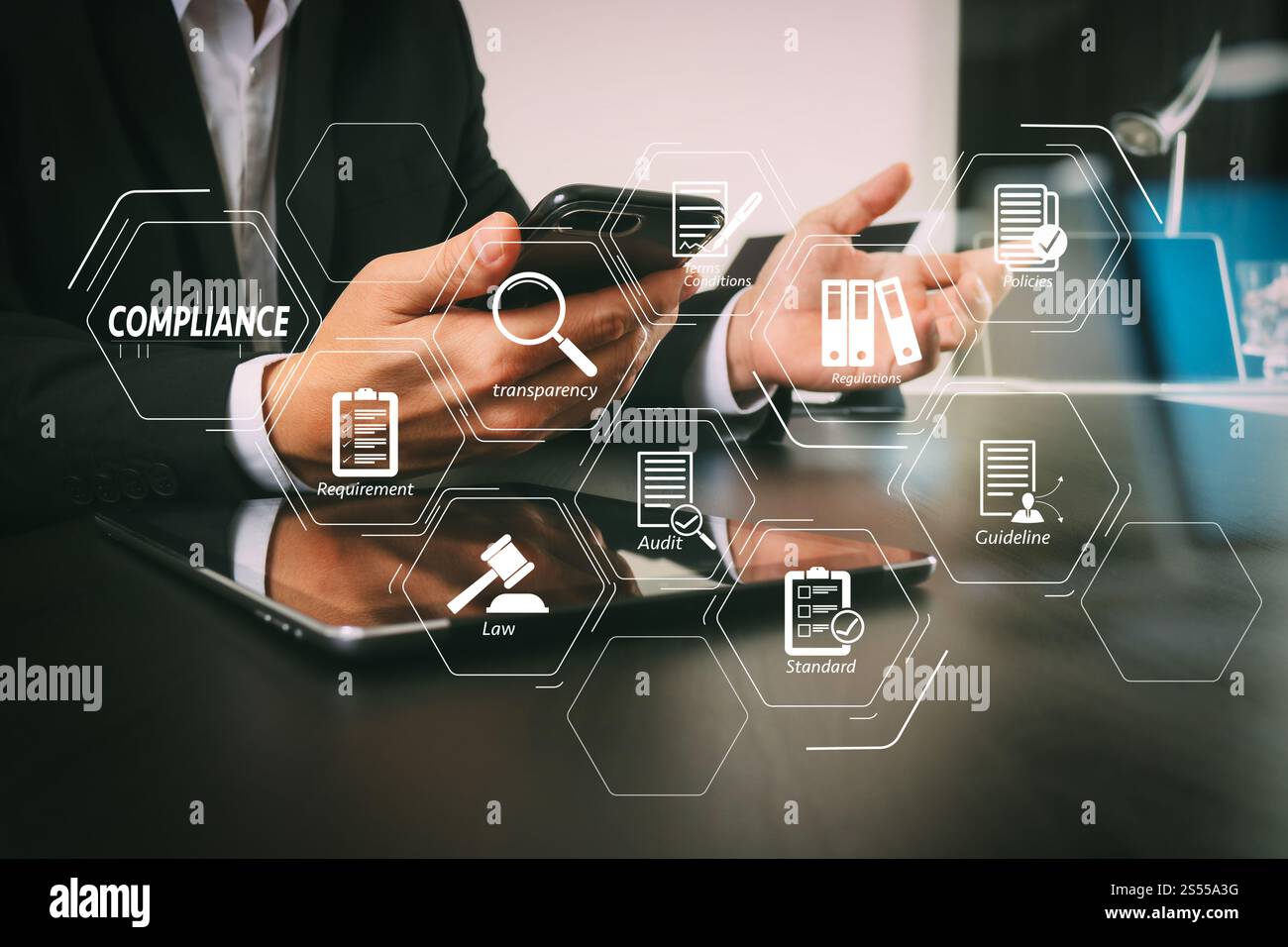 Conformità schema virtuale di regolamenti, leggi, norme, esigenze e audit.imprenditore lavora con smart phone e tavoletta digitale e il computer portatile Foto Stock