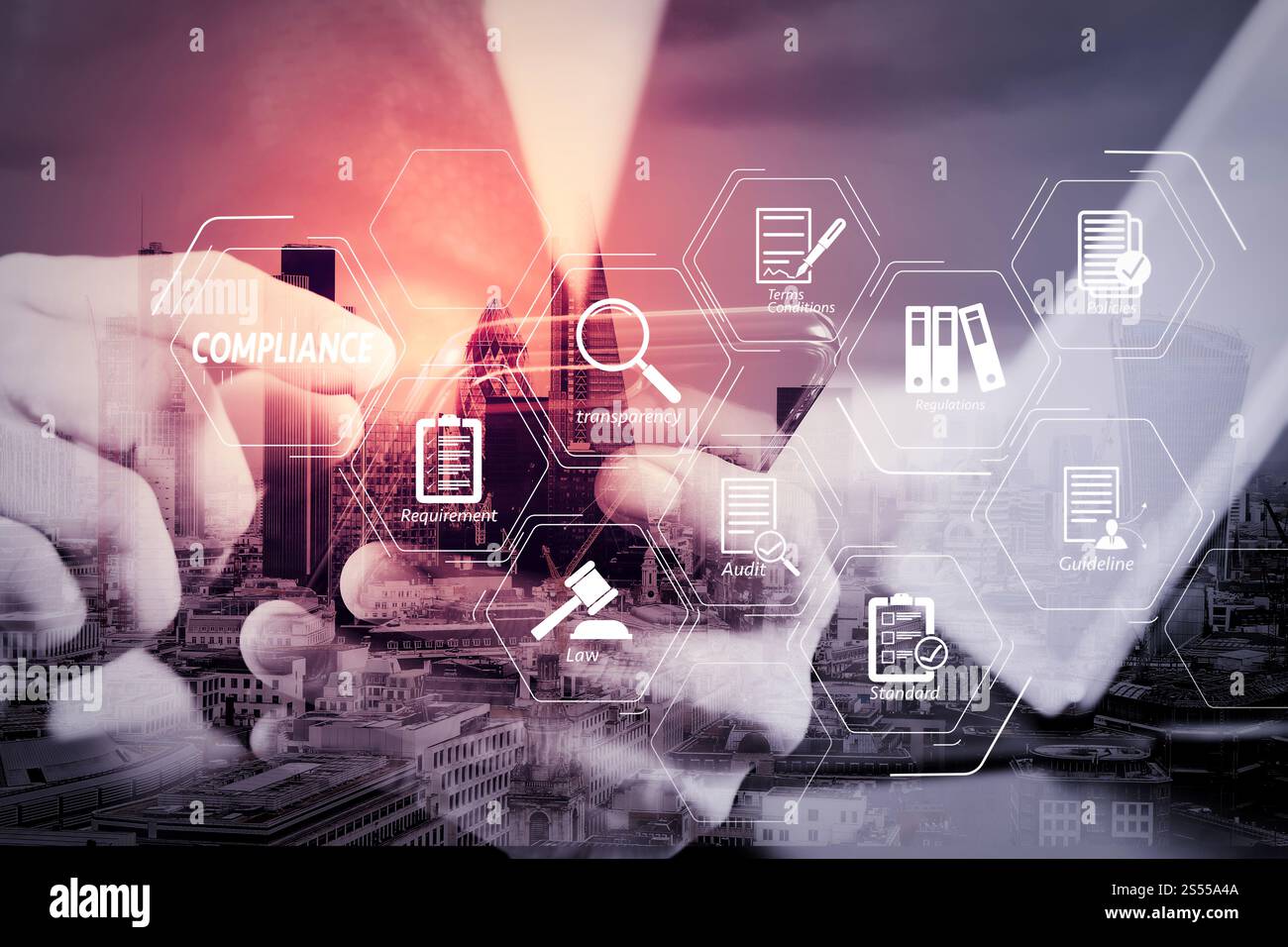 Compliance diagramma virtuale per normative, leggi, standard, requisiti e audit.uomo d'affari che lavora con smartphone, laptop e digitale Foto Stock