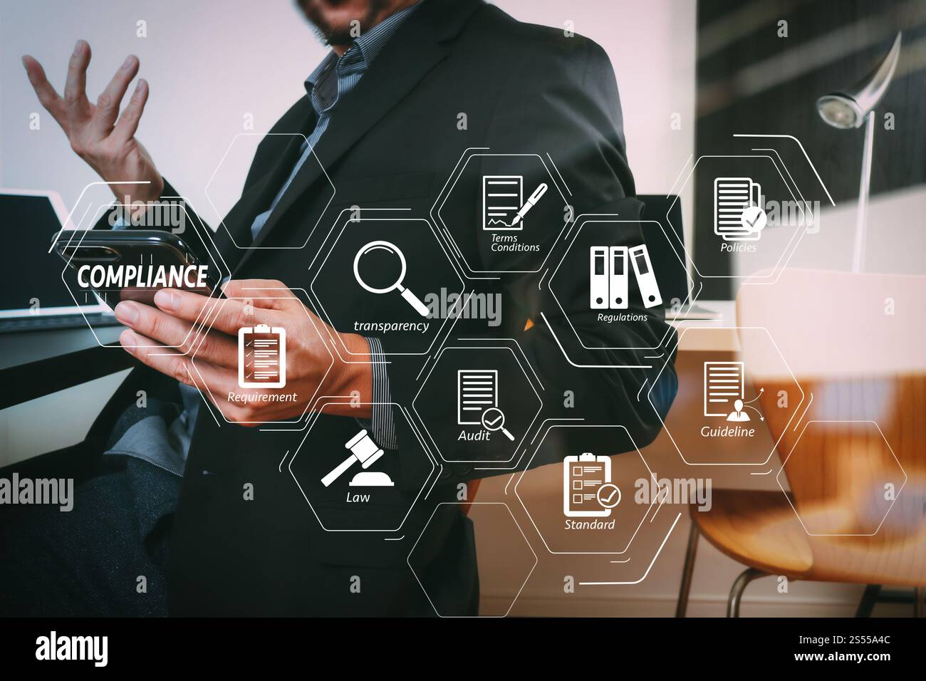Conformità diagramma virtuale per normative, legge, standard, requisiti e audit.medico intelligente che lavora con smartphone e tablet digitale Foto Stock