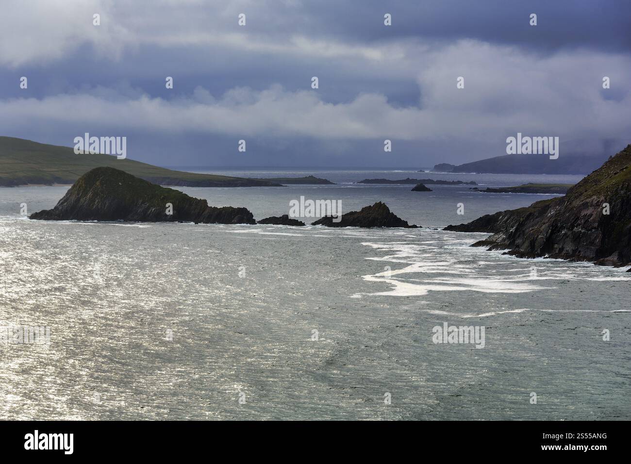 Costa con isole rocciose, punto panoramico, nuvole di pioggia, Slea Head Drive, penisola di Dingle, Kerry, Wild Atlantic Way, Oceano Atlantico, Irlanda, Europa Foto Stock