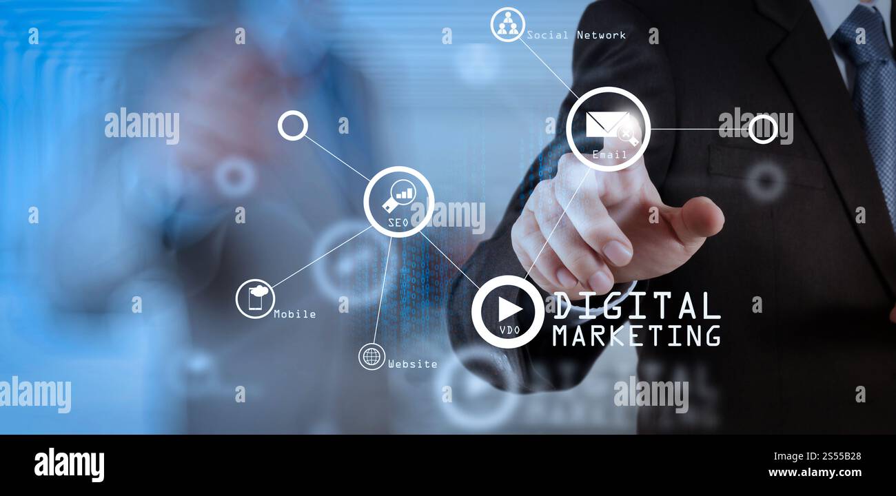 Media di marketing digitale (annuncio sul sito Web, e-mail, social network, SEO, video, app mobile) sullo schermo virtuale.il successo dell'uomo d'affari che lavora con il suo team as Foto Stock