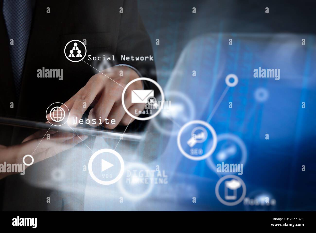 Media di marketing digitale (annuncio sul sito Web, e-mail, social network, SEO, video, app mobile) sullo schermo virtuale.mano dell'uomo d'affari che preme un pulsante touchscreen Foto Stock