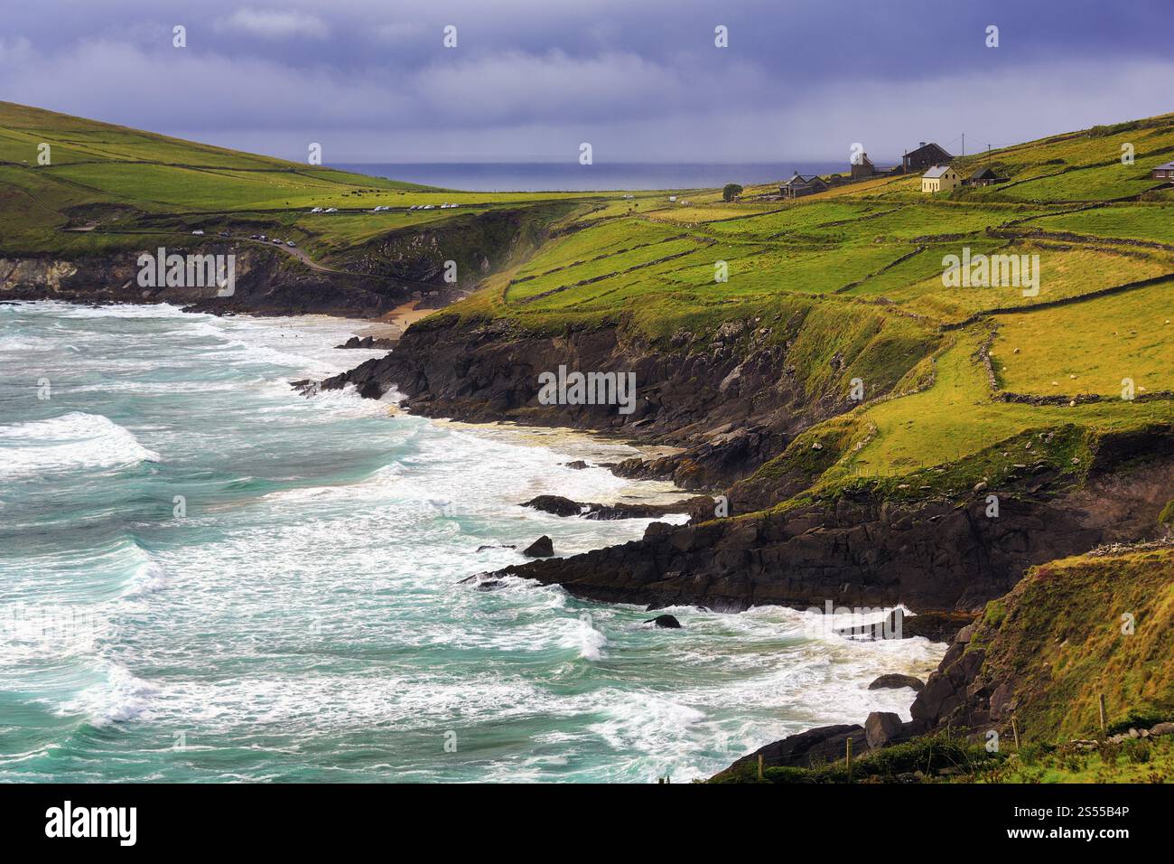 Costa con scogliere, punto panoramico di Slea Head, luce spettacolare, Slea Head Drive, penisola di Dingle, Kerry, Wild Atlantic Way, Oceano Atlantico, Irlanda, Euro Foto Stock