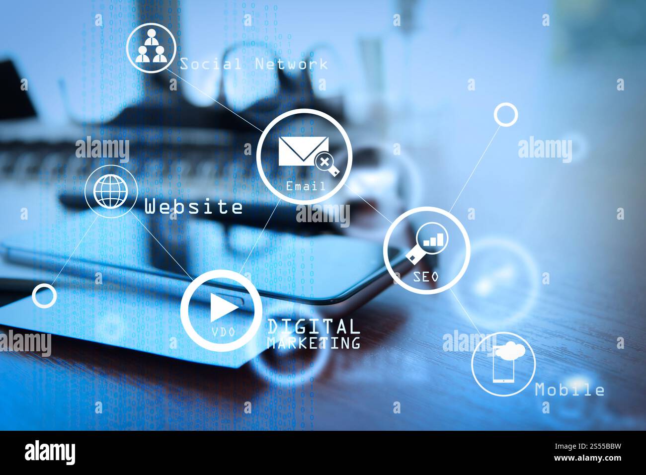 Digital marketing media (sito web ad, e-mail, rete sociale, SEO, video mobile app) nella schermata virtuale.Office Workplace con computer portatili e smartphone e Foto Stock
