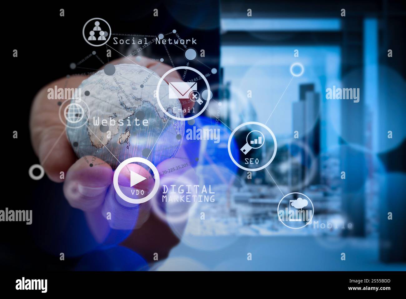 Media di marketing digitale (annuncio sul sito Web, e-mail, social network, SEO, video, app mobile) sullo schermo virtuale.mano dell'uomo d'affari che mostra la texture del Foto Stock