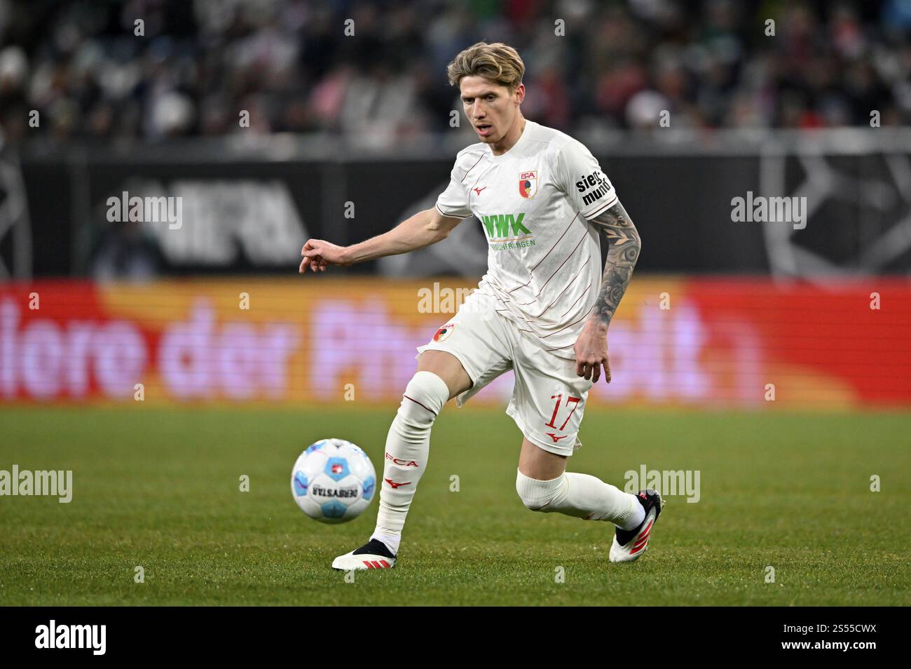 Kristijan Jakic FC Augsburg FCA (17) WWK Arena, Augusta, Baviera, Germania, Europa Foto Stock