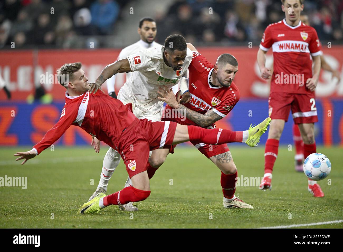 Scena area rigore, scena area goal duello, azione Samuel Essende FC Augsburg FCA (09) contro Maximilian Mittelstaedt VfB Stuttgart (07) Jeff Chabot VF Foto Stock