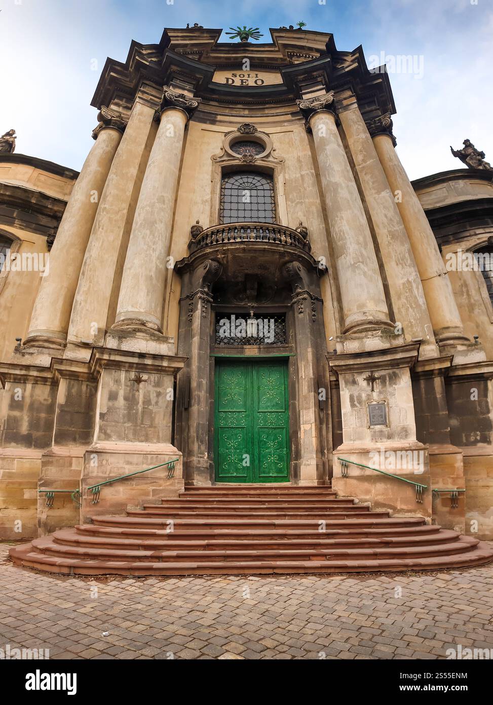 Splendida foto panoramica della porta d'ingresso e delle scale in pietra della vecchia cattedrale dominicana di Leopoli, Ucraina. Splendida immagine panoramica dell'ingresso Foto Stock