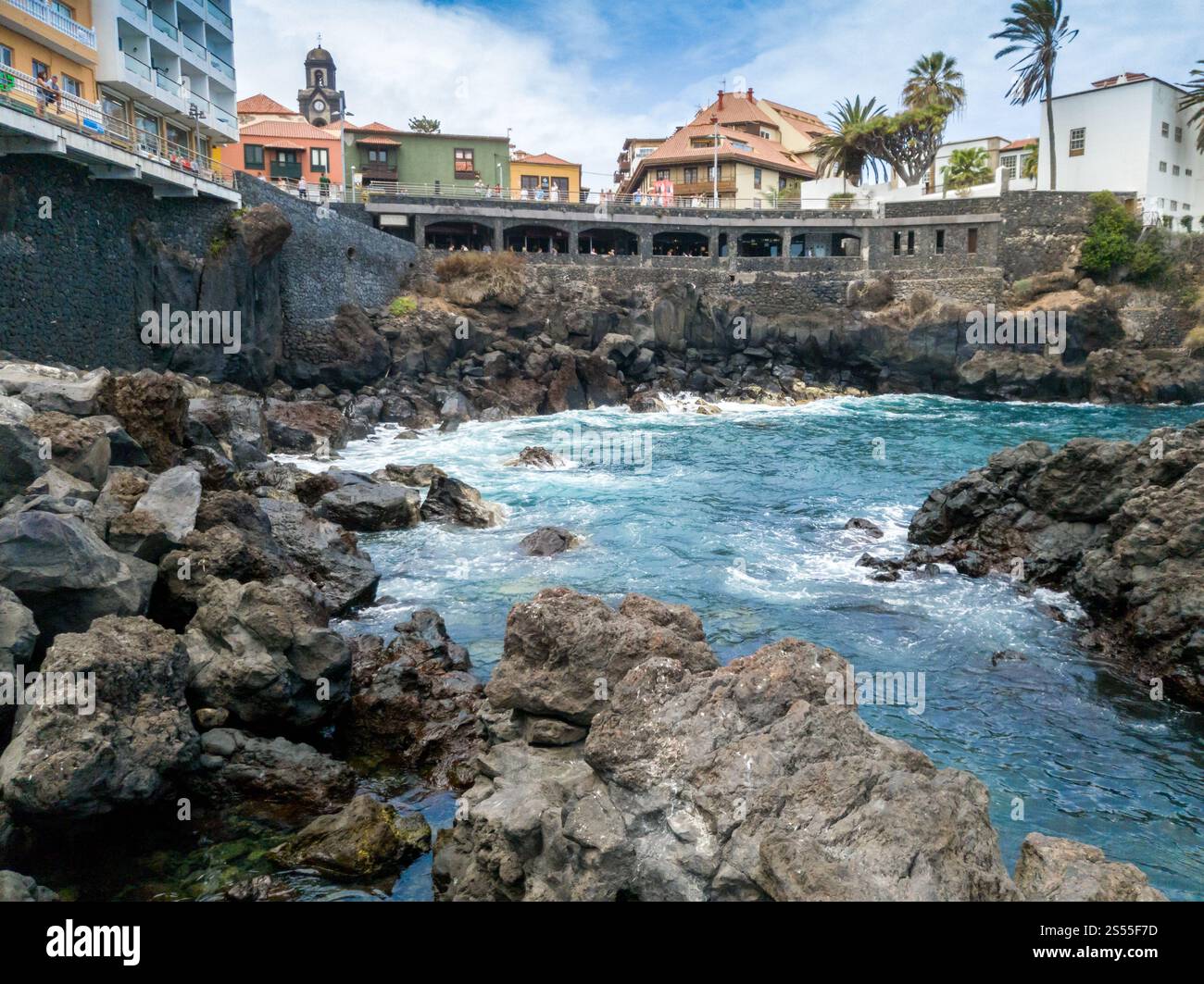 Splendida foto della laguna oceanica e della piccola città di Puerto de la Cruz, Tenerife, Spagna. Splendida immagine della laguna oceanica e della piccola città di Puerto de la Foto Stock