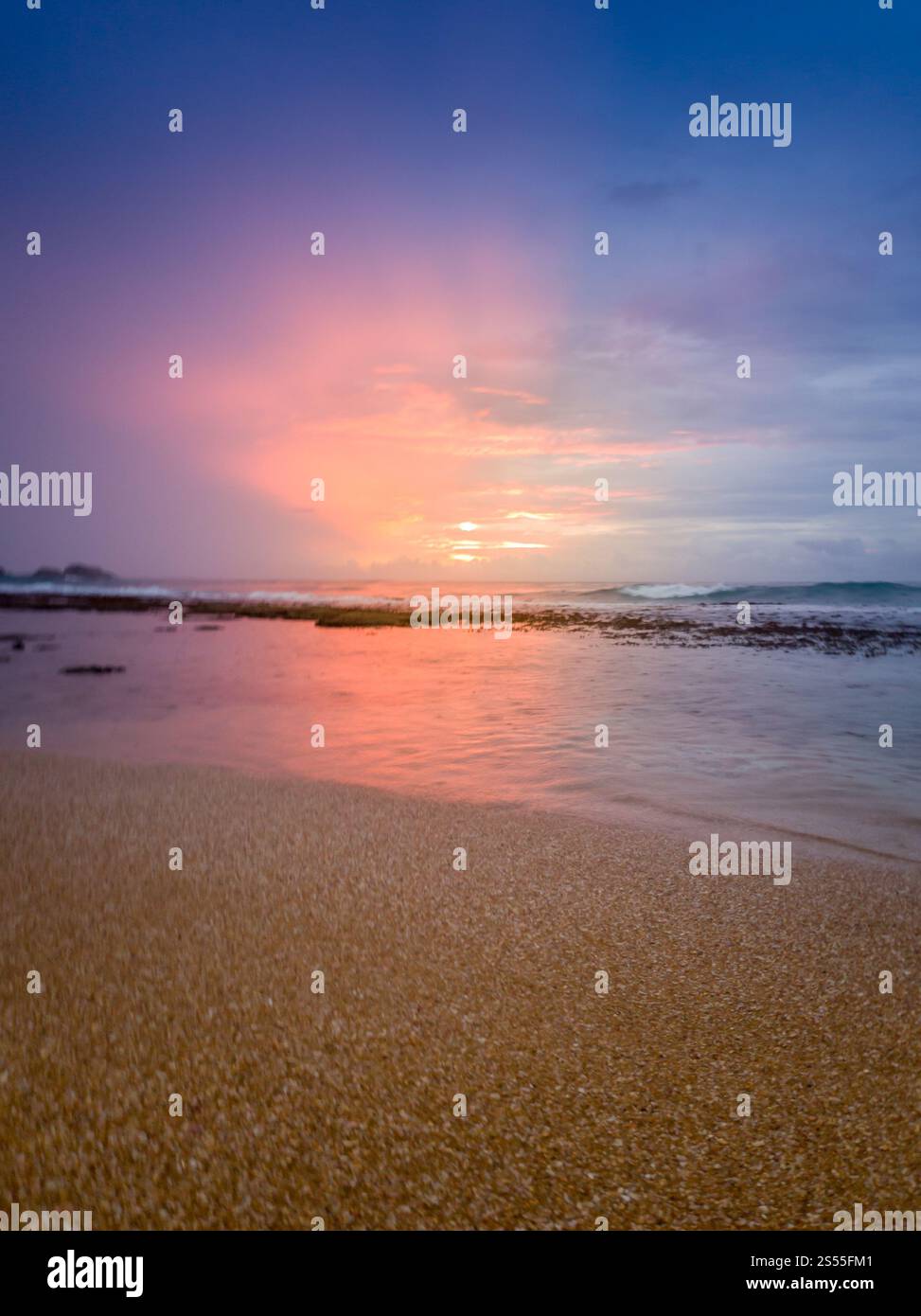 Foto colorate di un incredibile cielo colorato sulla superficie dell'oceano al tramonto. Immagine dai colori incredibili di un cielo colorato sulla superficie dell'oceano al tramonto Foto Stock