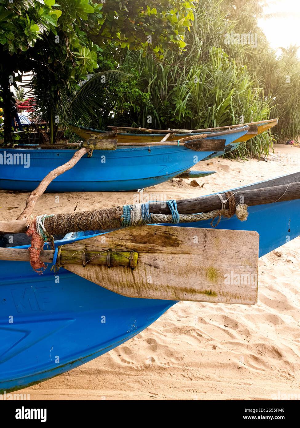 Foto ravvicinata di una pagaia in legno legata alla tradizionale barca in legno sullo Sri Lnaka. Immagine ravvicinata di una pagaia in legno legata alla tradizionale barca in legno Foto Stock