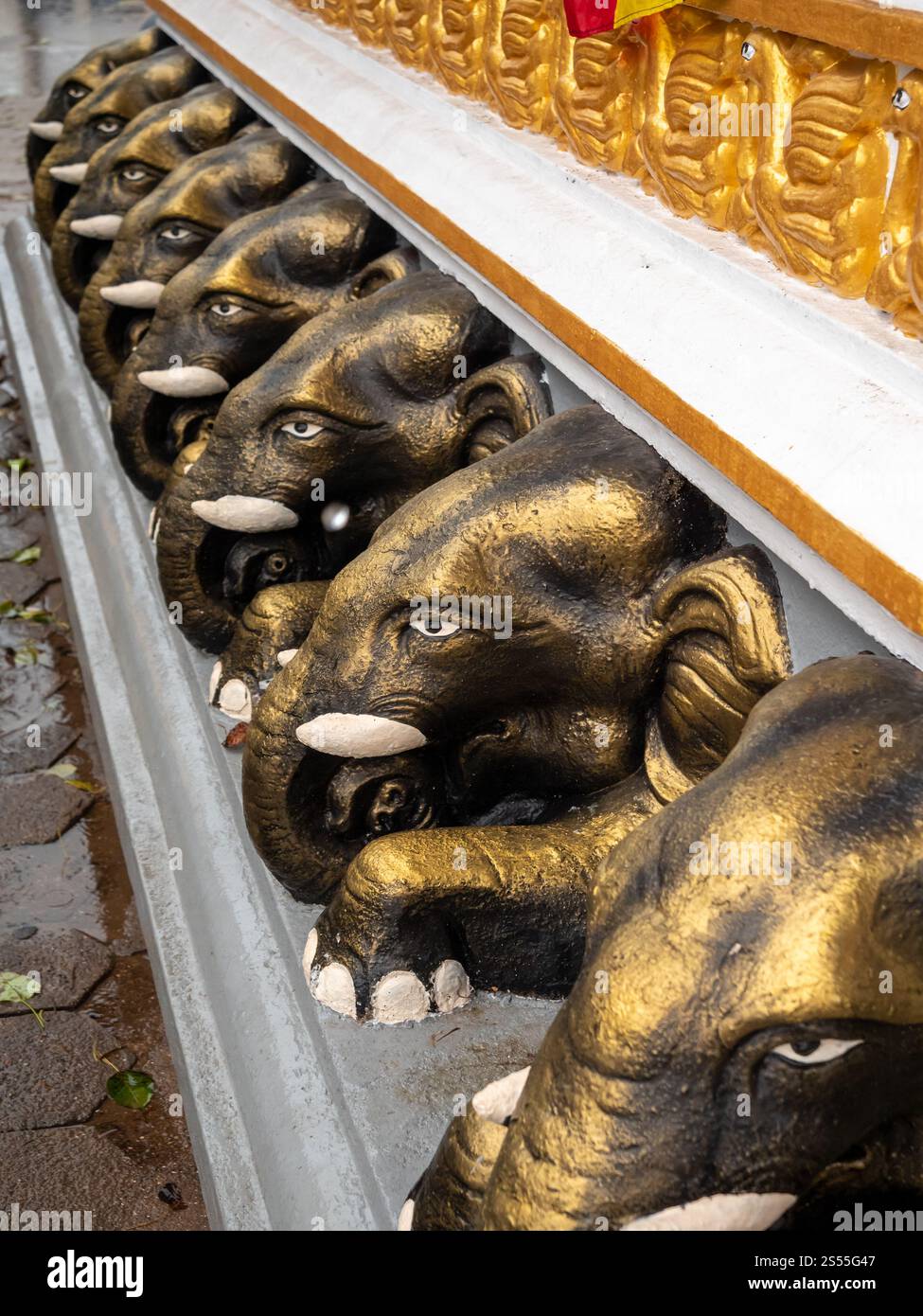 Foto ravvicinata di elefanti indù decorativi tradizionali o buddisti nel tempio. Immagine ravvicinata di elefanti indù decorativi tradizionali o buddisti Foto Stock