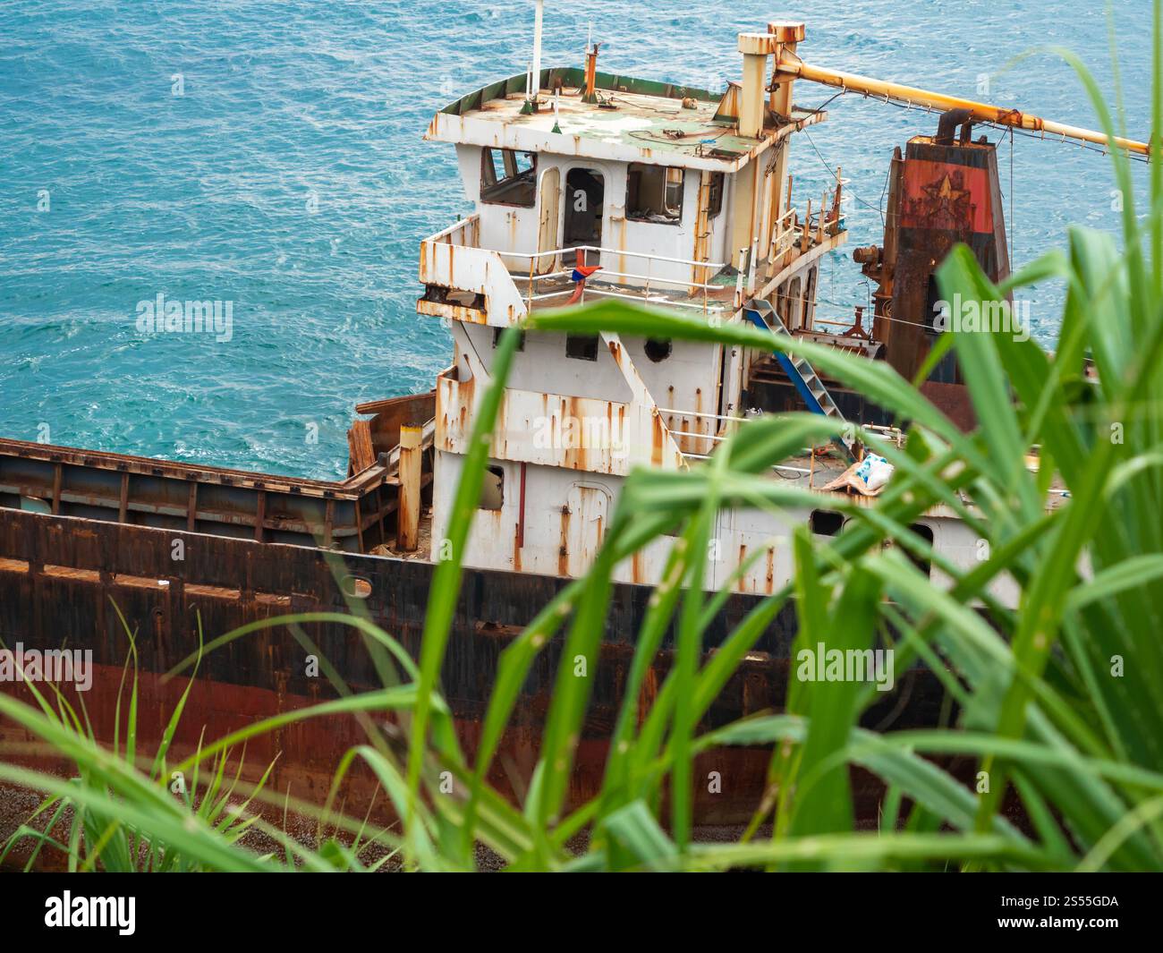 Immagine di una vecchia nave arrugginita abbandonata gettata sulla riva dopo il naufragio. Foto di una vecchia nave arrugginita abbandonata gettata sulla riva dopo il naufragio Foto Stock