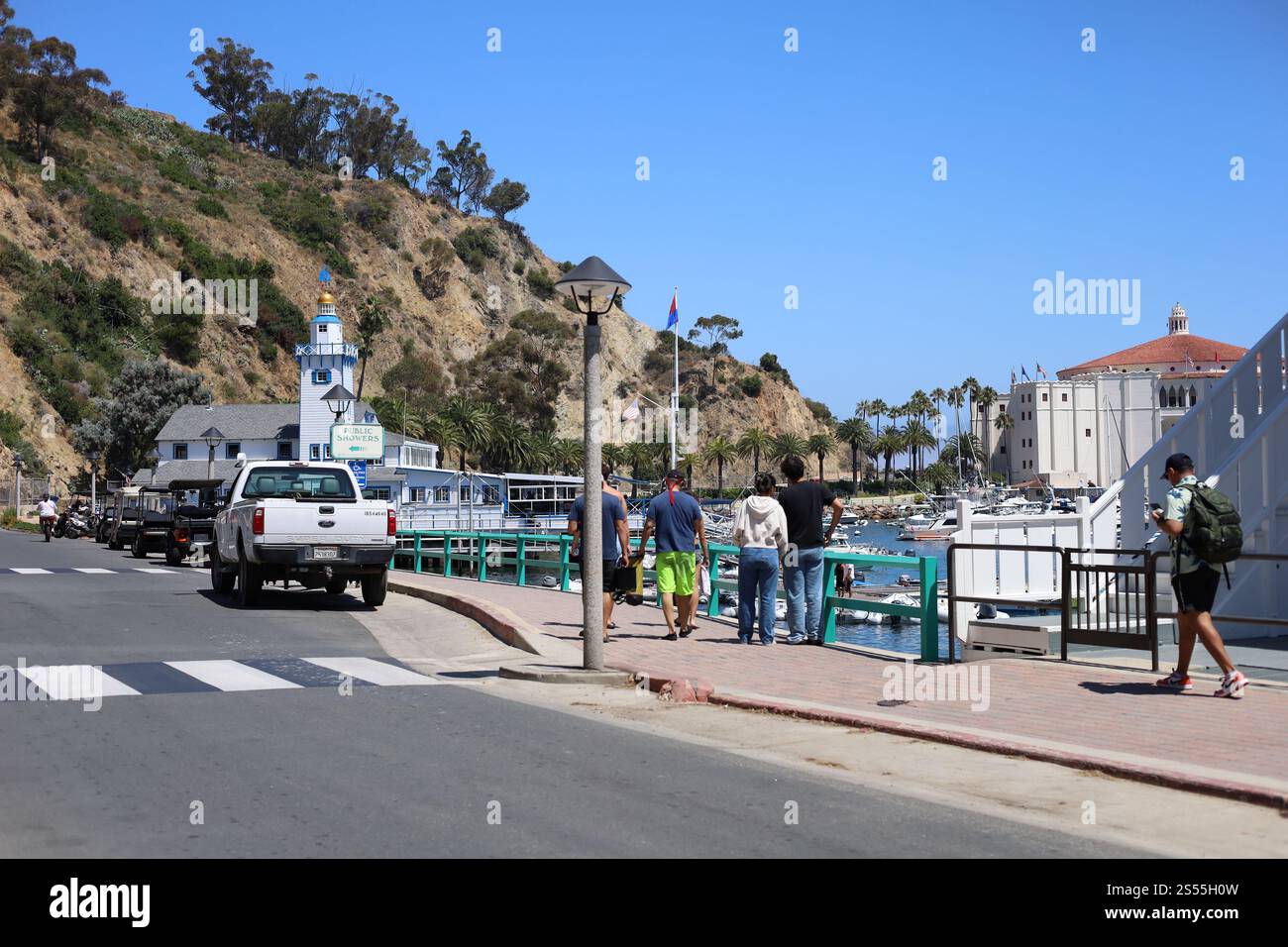 Vista sulla costa di una passeggiata sul lungomare Foto Stock