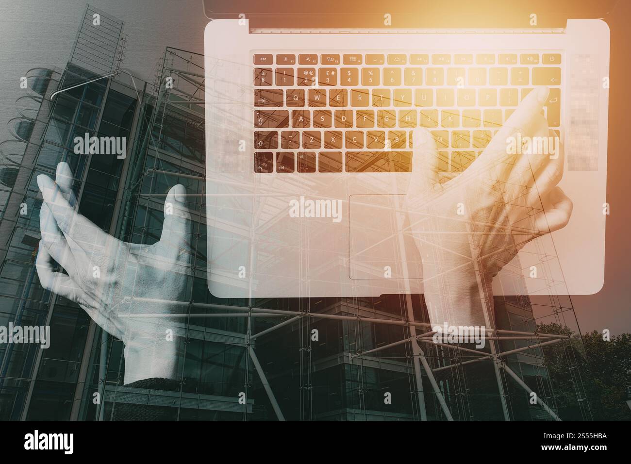 concetto di internet e networking per la sicurezza informatica. Uomo d'affari che lavora con un telefono cellulare con icona del lucchetto dello schermo VR sullo sfondo del computer portatile Foto Stock