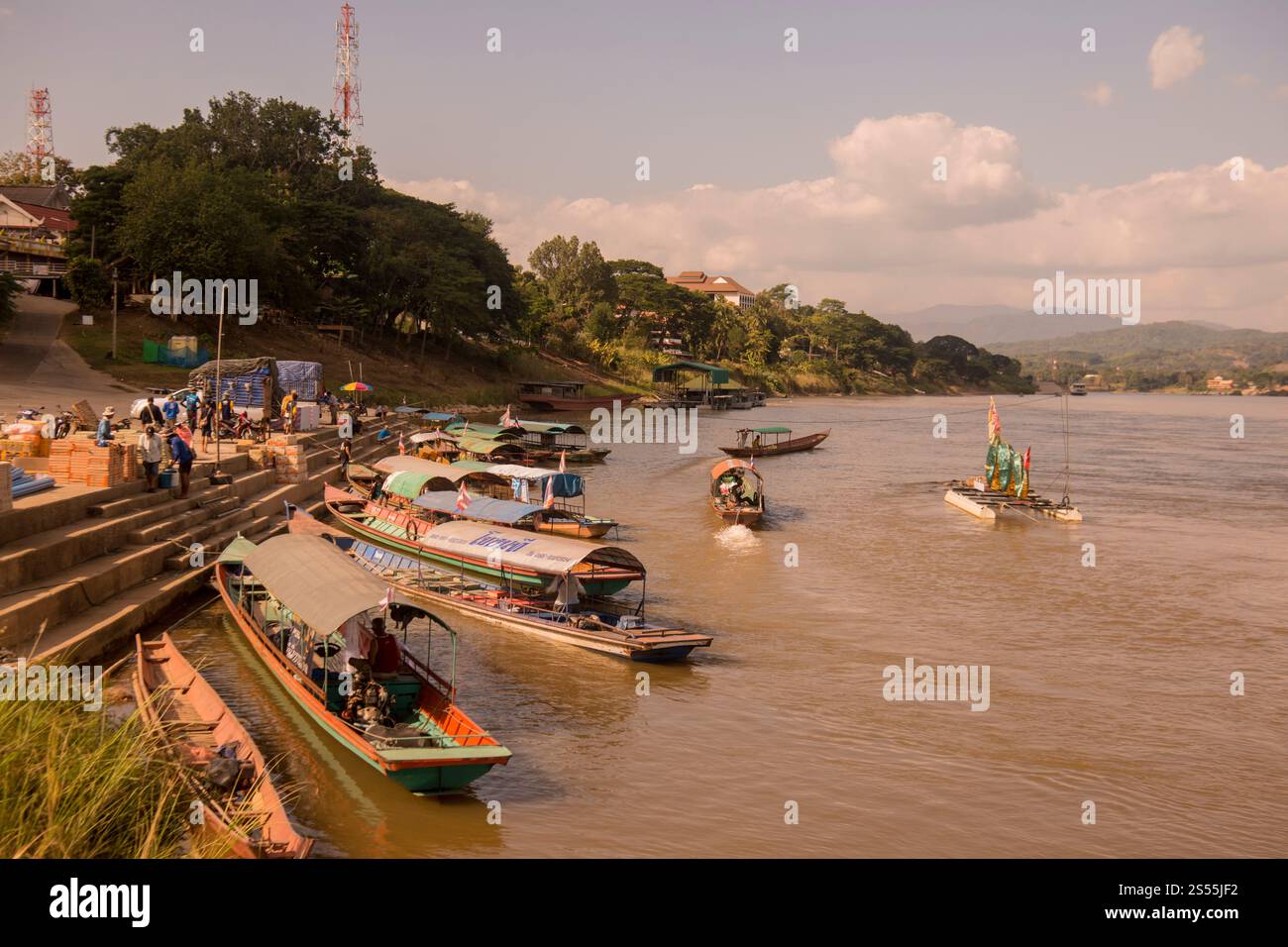 Il porto delle barche sul fiume Mekong nella città di Chiang Khong nella provincia di Chiang Raii in Thailandia. Thailand, Chiang Khong, novembre 2019. Foto Stock