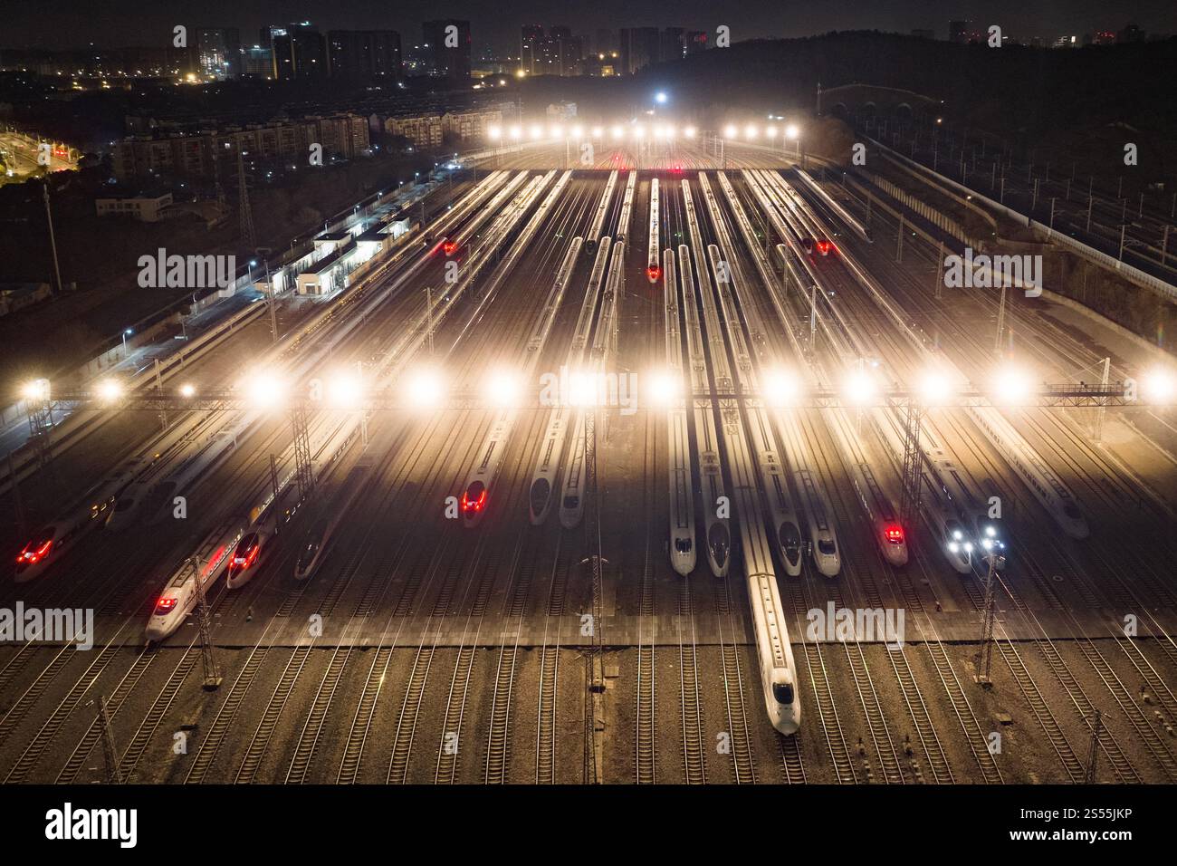Nanchino, Cina.13 gennaio 2025. Vista aerea dei treni ad alta velocità presso una base di manutenzione della stazione ferroviaria Sud di Nanjing la sera prima della corsa al Festival di Primavera il 13 gennaio 2025 a Nanjing, provincia cinese di Jiangsu. Sono in corso lavori di manutenzione per i treni ad alta velocità in tutta la Cina in preparazione della corsa ai viaggi del Festival di primavera per garantire la sicurezza delle operazioni ferroviarie. Credito: Yang Bo/China News Service/Alamy Live News Foto Stock