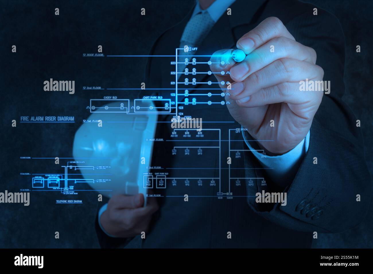 Engineer disegna un sistema elettronico di linea singola e allarme antincendio riser schema Foto Stock