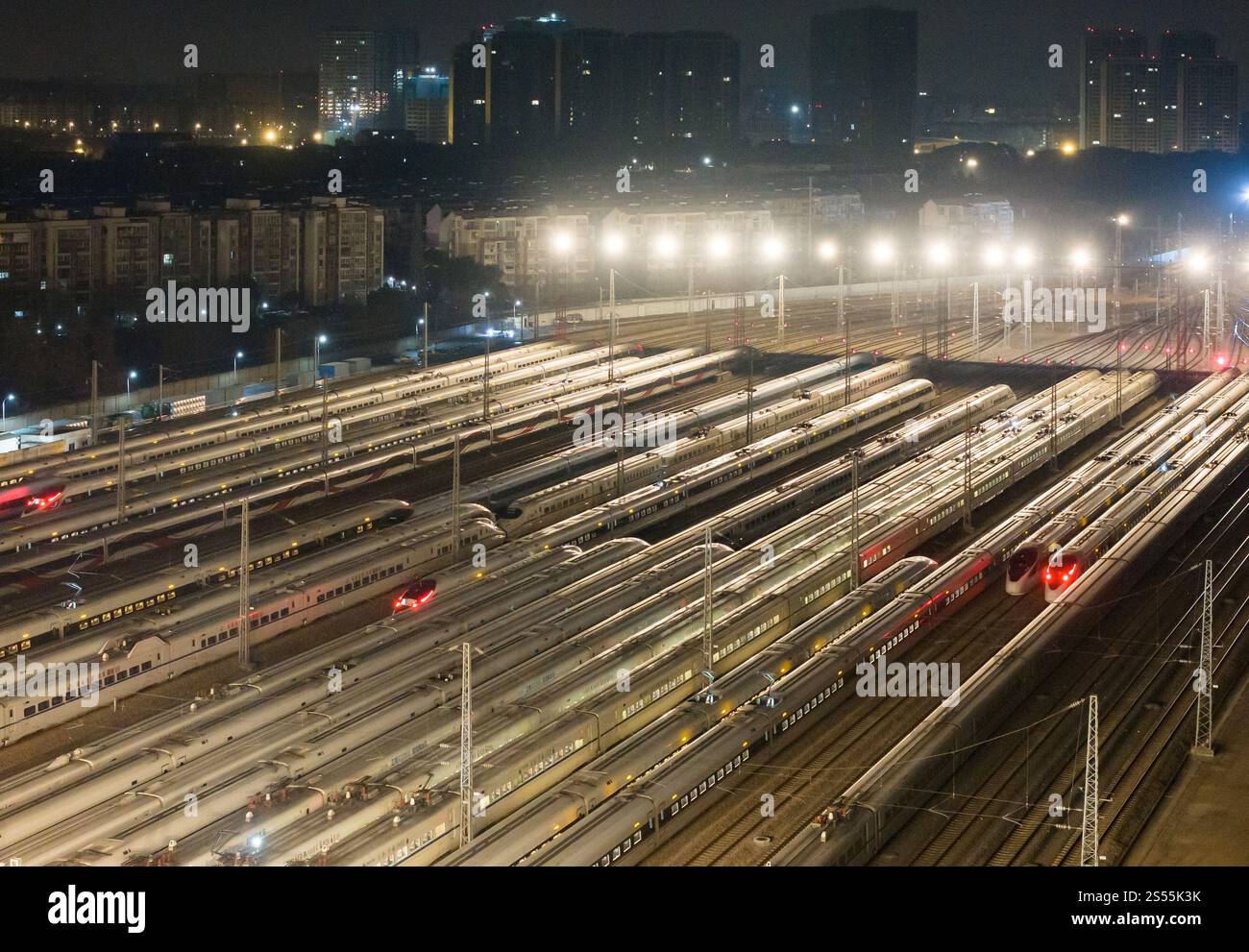 Nanchino, Cina.13 gennaio 2025. Vista aerea dei treni ad alta velocità presso una base di manutenzione della stazione ferroviaria Sud di Nanjing prima della corsa al Festival di Primavera il 13 gennaio 2025 a Nanjing, nella provincia cinese di Jiangsu. Sono in corso lavori di manutenzione per i treni ad alta velocità in tutta la Cina in preparazione della corsa ai viaggi del Festival di primavera per garantire la sicurezza delle operazioni ferroviarie. Credito: Yang Bo/China News Service/Alamy Live News Foto Stock
