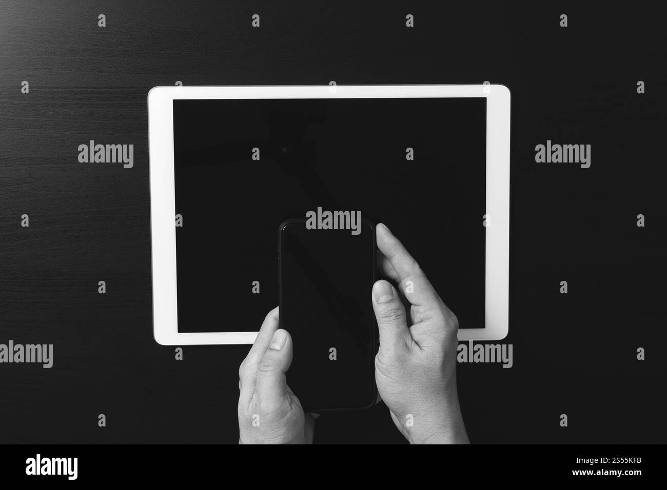 concetto di internet e networking per la sicurezza informatica. Uomo d'affari che lavora con l'icona del lucchetto dello schermo VR sul telefono cellulare e sul tablet digitale Foto Stock