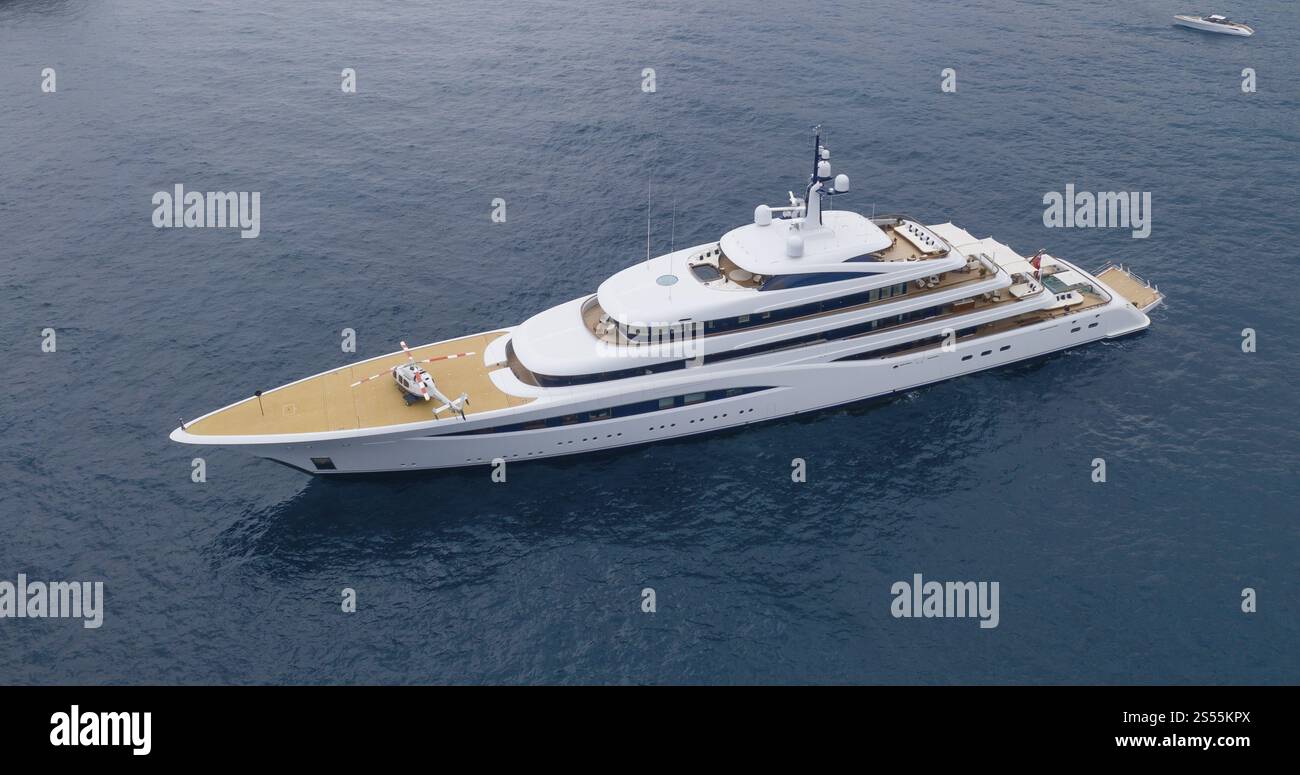 Veduta aerea di uno yacht a motore di 97 metri con elicottero a bordo, costruito dal cantiere navale Feadship e consegnato nel 2017 a Lawrence Walk, canadese Foto Stock