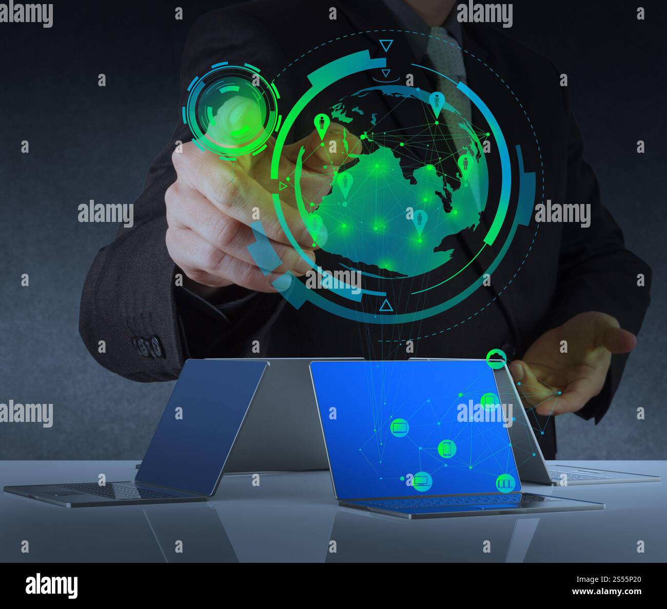 Imprenditore lavora con un nuovo moderno computer visualizza rete sociale struttura come concetto Foto Stock
