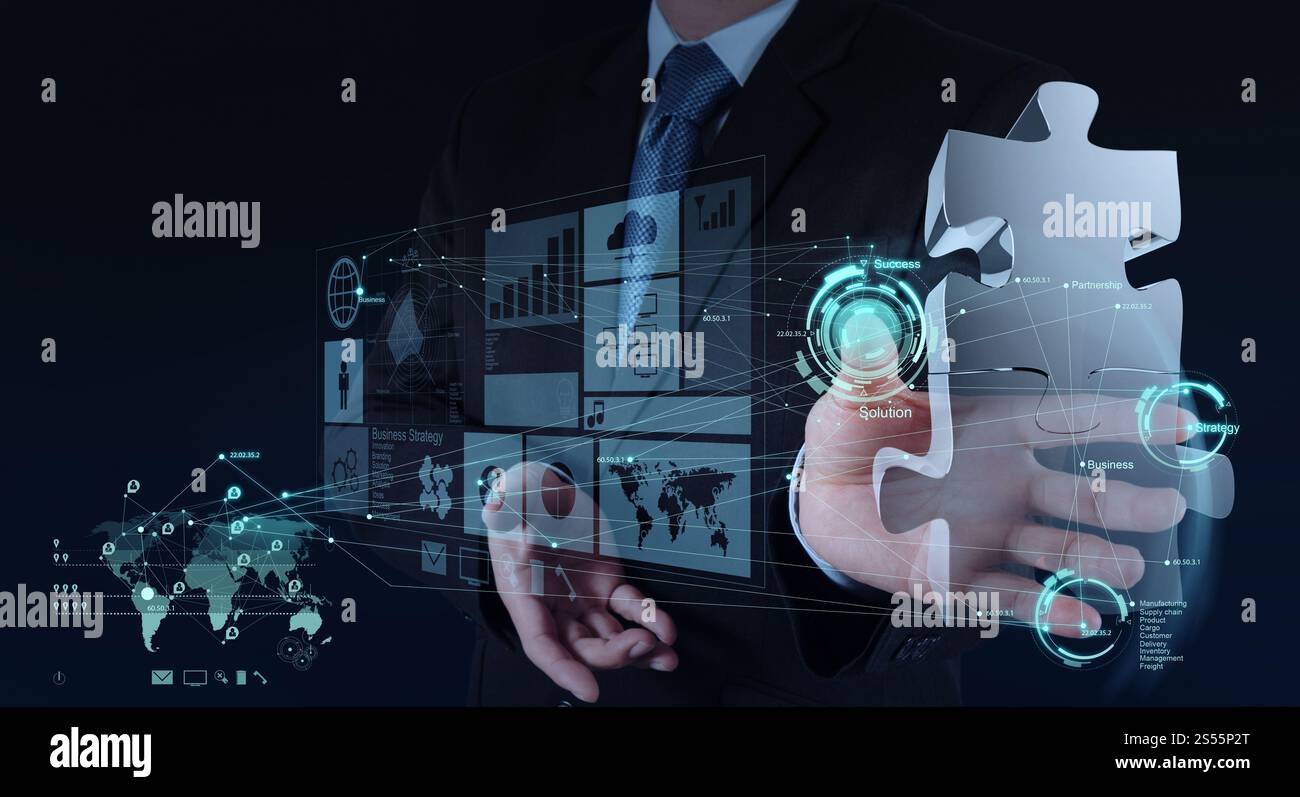 Imprenditore lavora a mano con interfaccia computer mostrano puzzle come concetto di partenariato Foto Stock