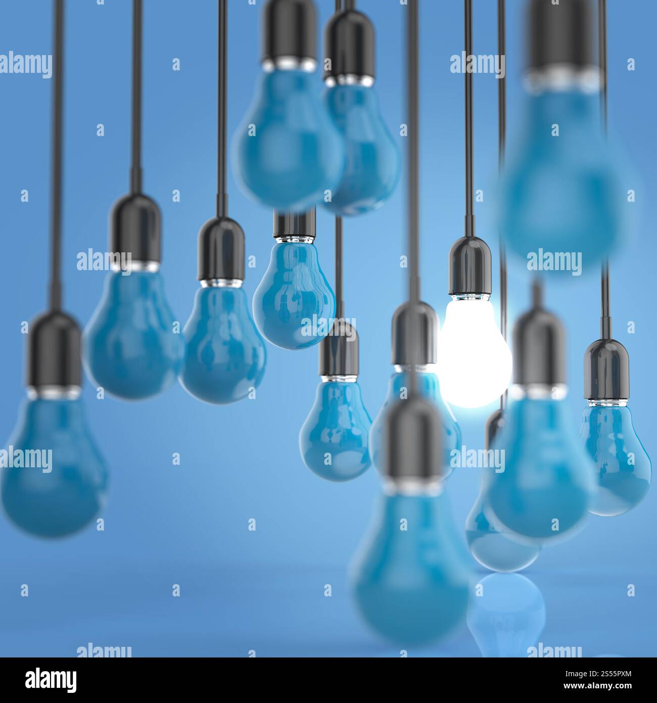 Idea creativa e concetto di leadership lampadina della luce sul colore di sfondo Foto Stock