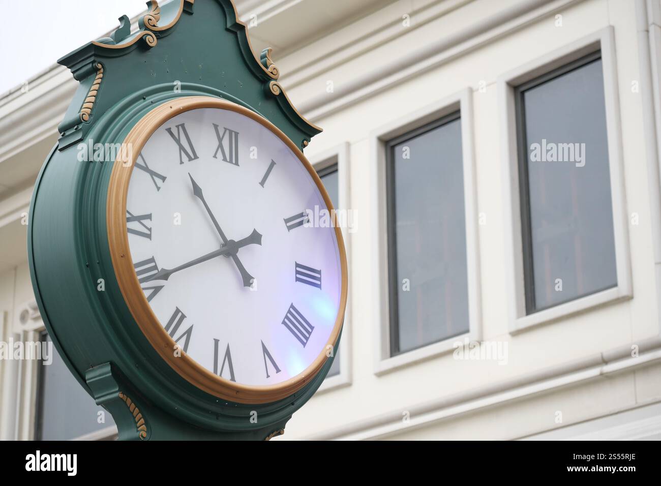 Un bellissimo orologio da parete classico sullo sfondo del sereno cielo blu Foto Stock