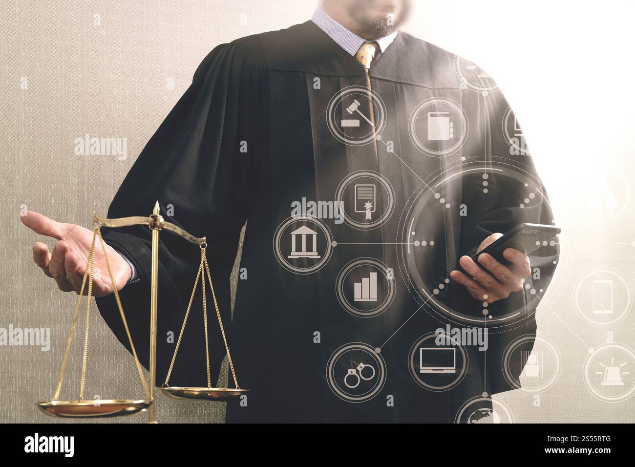 concetto di giustizia e diritto. Giudice maschile in un'aula di tribunale con bilancia e smartphone con grafica e icone dell'interfaccia virtuale del computer Foto Stock