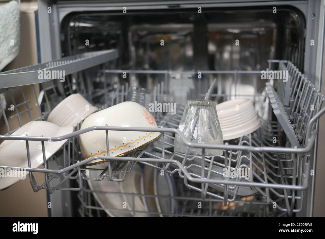La lavastoviglie è ora completamente carica di piatti e ciotole puliti Foto Stock