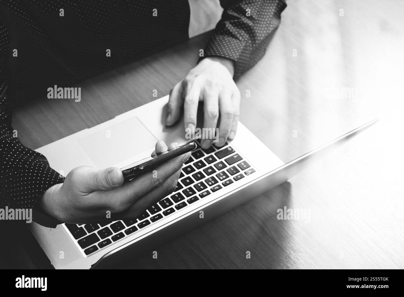 vista dall'alto, uomo d'affari mano che usa smartphone, laptop, online banking pagamento tecnologia di rete di comunicazione 4,0, applicazione internet wireless Foto Stock