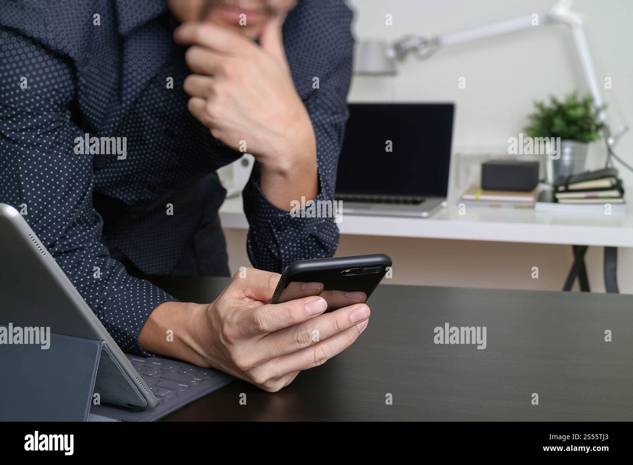 uomo d'affari, mano del progettista che usa lo smartphone, il computer portatile, la tecnologia di rete di pagamento di online banking 4,0, l'applicazione wireless di internet Foto Stock