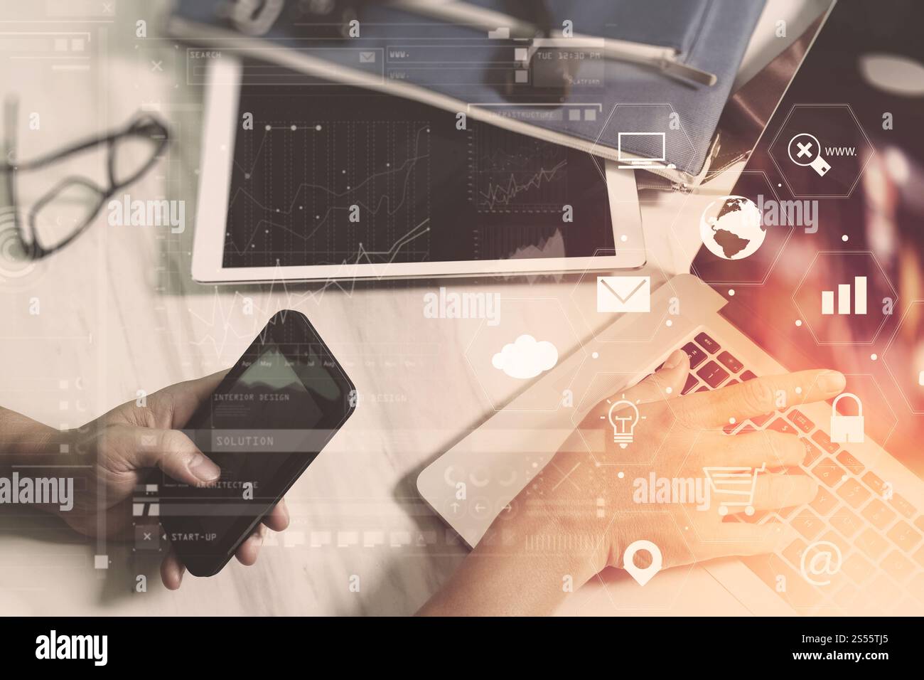 Imprenditore lavora con smart phone e prenota e documento sulla scrivania di legno in un ufficio moderno con virtual interfaccia icone Foto Stock