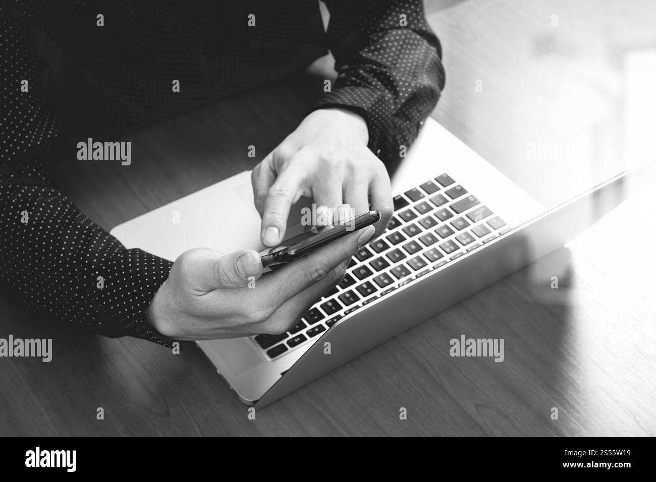 vista dall'alto, uomo d'affari mano che usa smartphone, laptop, online banking pagamento tecnologia di rete di comunicazione 4,0, applicazione internet wireless Foto Stock