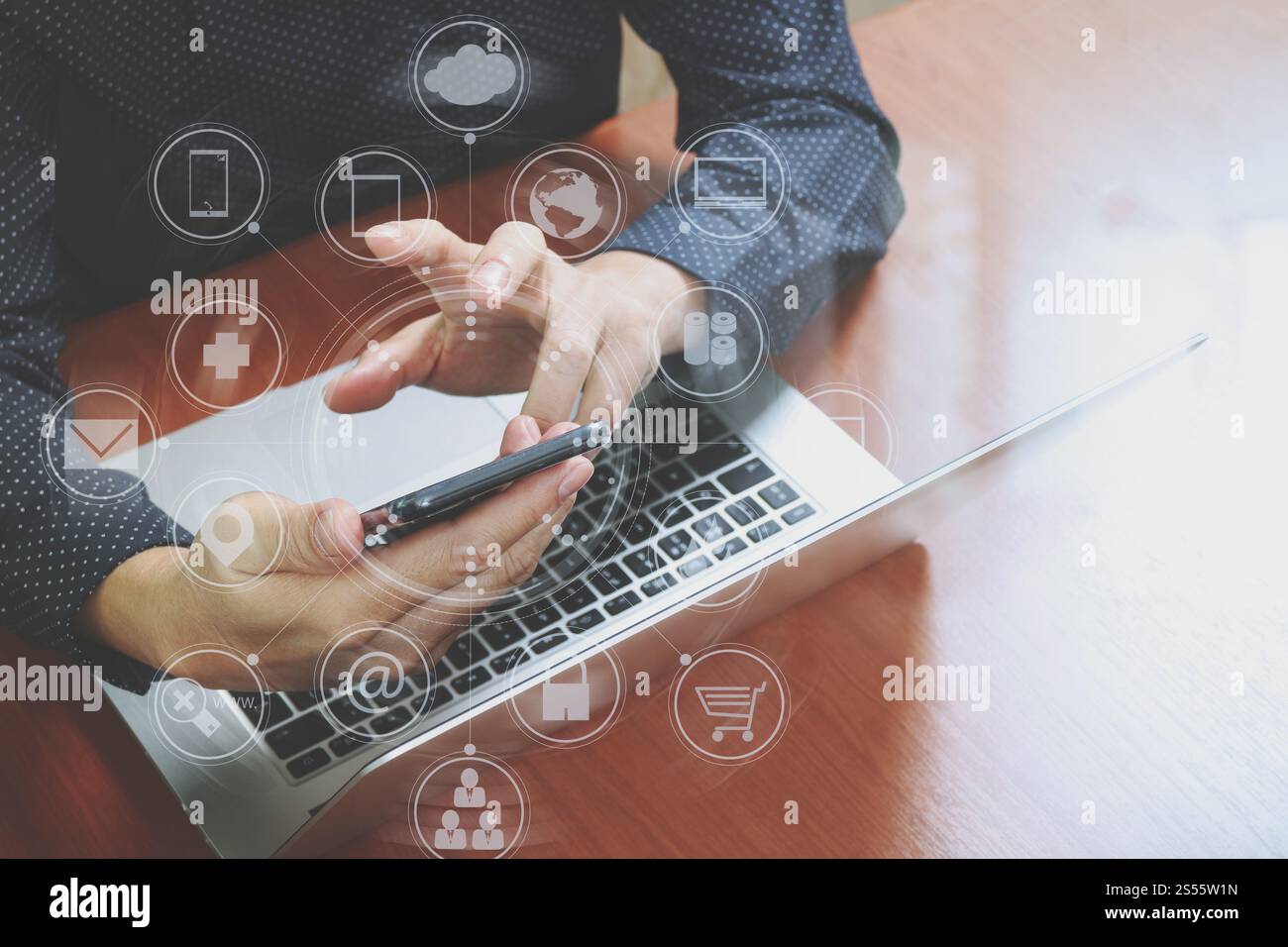 vista dall'alto, uomo d'affari mano che usa smartphone, laptop, online banking pagamento tecnologia di rete di comunicazione 4,0, applicazione internet wireless Foto Stock
