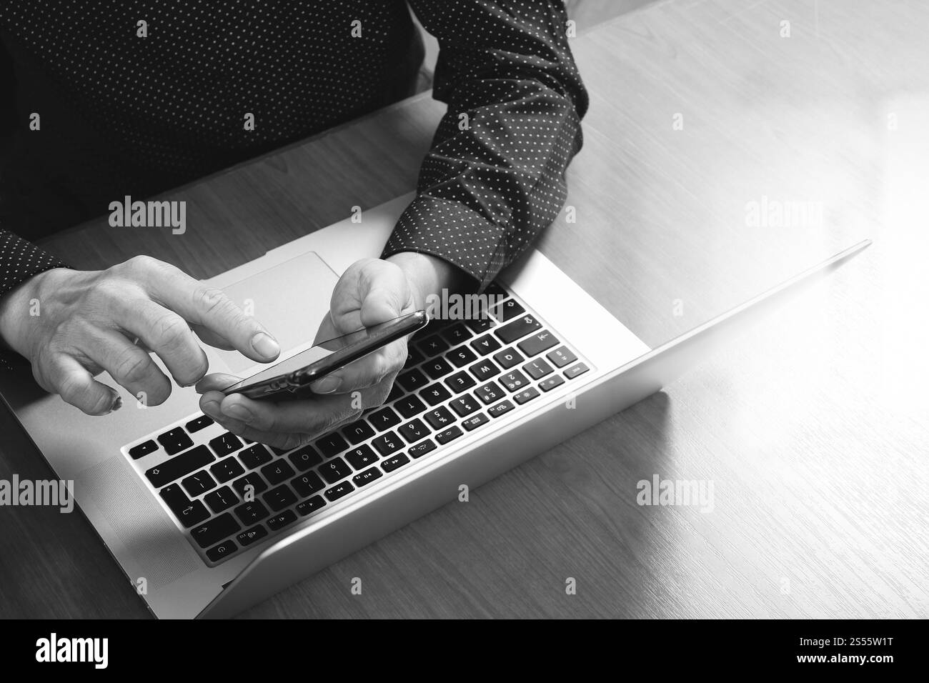 vista dall'alto, uomo d'affari mano che usa smartphone, laptop, online banking pagamento tecnologia di rete di comunicazione 4,0, applicazione internet wireless Foto Stock