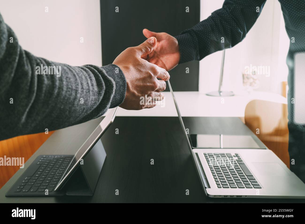 Business Meeting di partenariato concetto.photo businessmans handshake. Gli imprenditori di successo lo handshaking dopo la trattativa perfetta Foto Stock