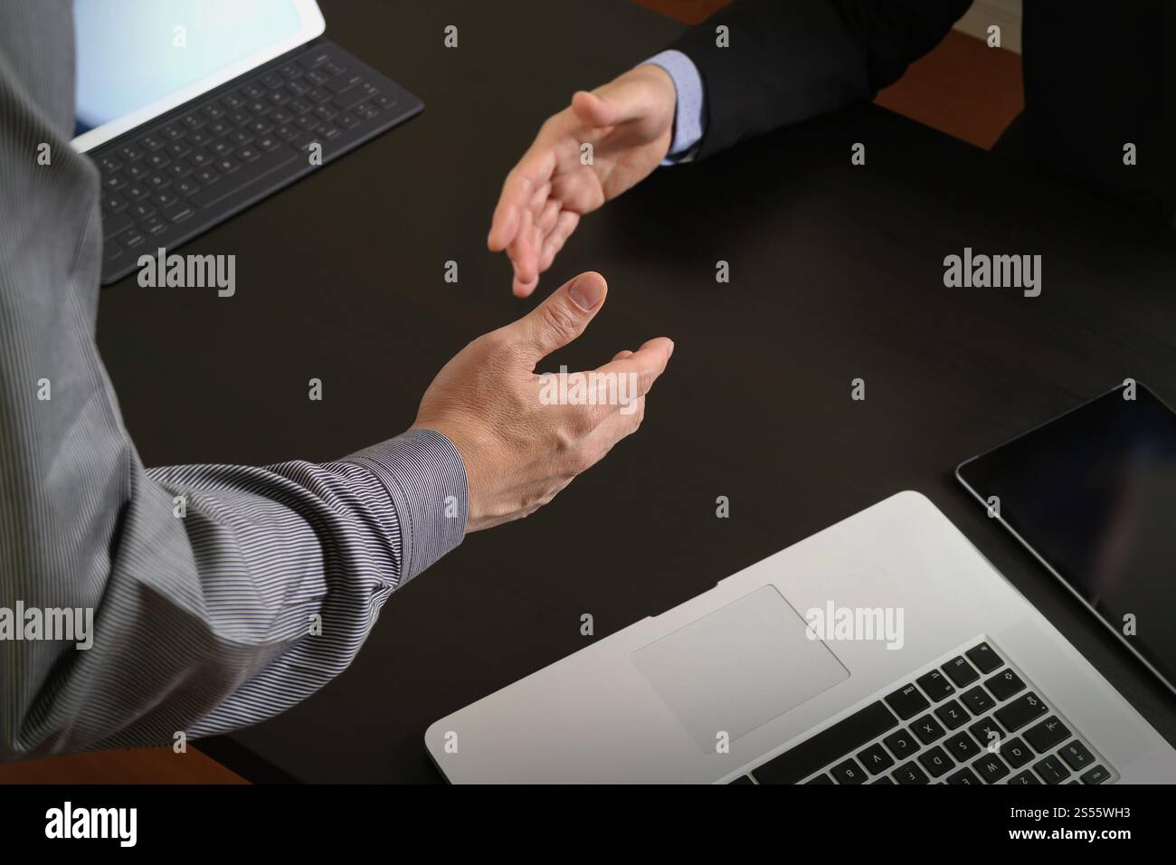 Business Meeting di partenariato concetto.photo businessmans handshake. Gli imprenditori di successo lo handshaking dopo la trattativa perfetta Foto Stock