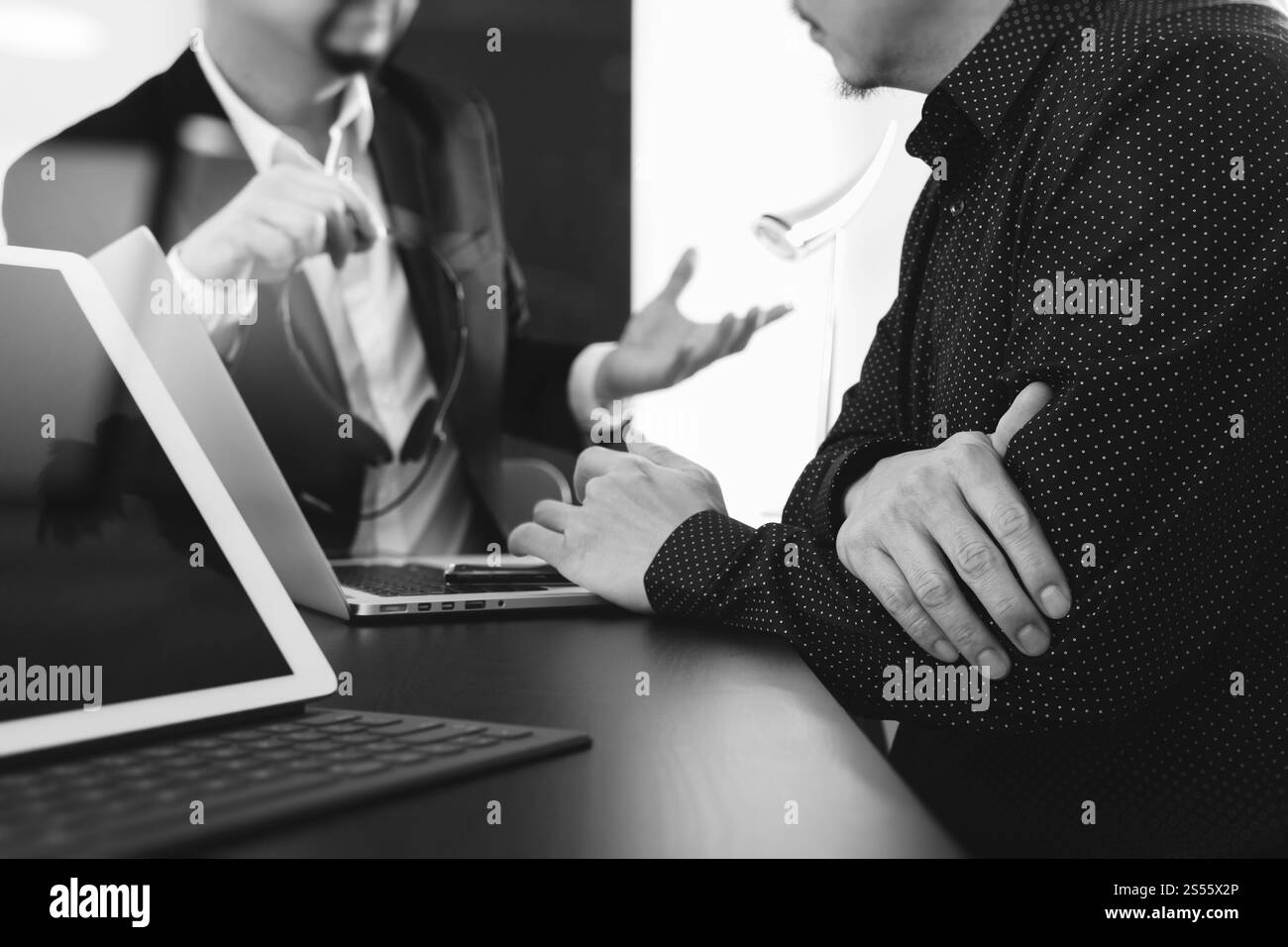Co team di lavoro riunione concetto,l'uomo utilizzando cuffie VOIP con tavoletta digitale e latop computer e smart phone in ufficio moderno,in bianco e nero Foto Stock Co team di lavoro riunione concetto,l'uomo utilizzando cuffie VOIP con tavoletta digitale e latop computer e smart phone in ufficio moderno,in bianco e nero Foto Stock