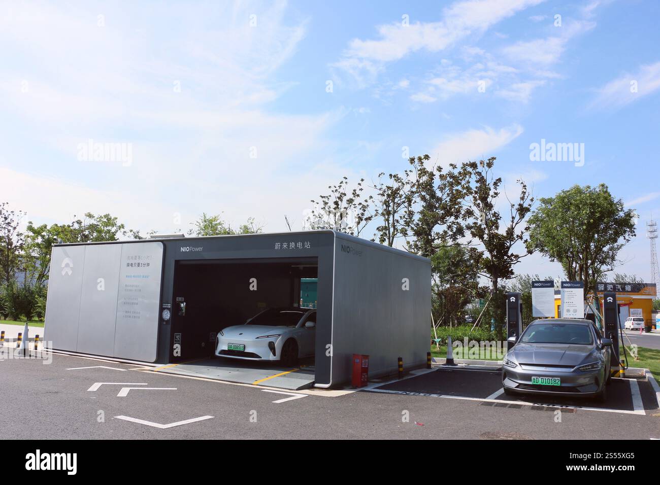 La foto scattata il 1° ottobre 2024 mostra la stazione di conversione NIO in un'area di servizio dell'autostrada Pechino-Shanghai a Xuzhou, provincia di Jiangsu. Foto Stock La foto scattata il 1° ottobre 2024 mostra la stazione di conversione NIO in un'area di servizio dell'autostrada Pechino-Shanghai a Xuzhou, provincia di Jiangsu. Foto Stock