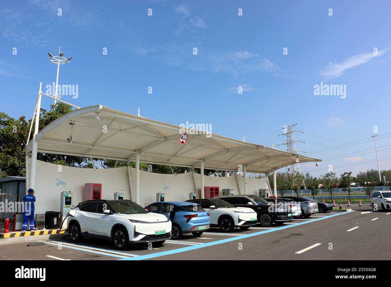 La foto scattata il 1° ottobre 2024 mostra una pila di ricarica per un nuovo veicolo energetico in un'area di servizio dell'autostrada Pechino-Shanghai a Xuzhou, Jiangsu prov Foto Stock La foto scattata il 1° ottobre 2024 mostra una pila di ricarica per un nuovo veicolo energetico in un'area di servizio dell'autostrada Pechino-Shanghai a Xuzhou, Jiangsu prov Foto Stock