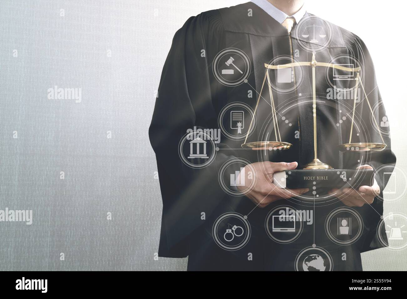 La giustizia e la nozione di diritto.Giudice maschi nelle aule di un tribunale con la bilancia e il libro sacro con computer virtuali interfaccia grafica e lo schema delle icone Foto Stock