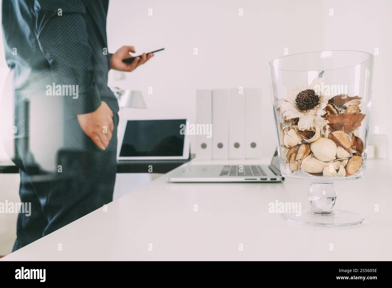 vaso di vetro fiori, uomo d'affari, designer a mano in piedi, utilizzando smartphone, laptop, online banking pagamento tecnologia di rete di comunicazione 4,0, internet Foto Stock