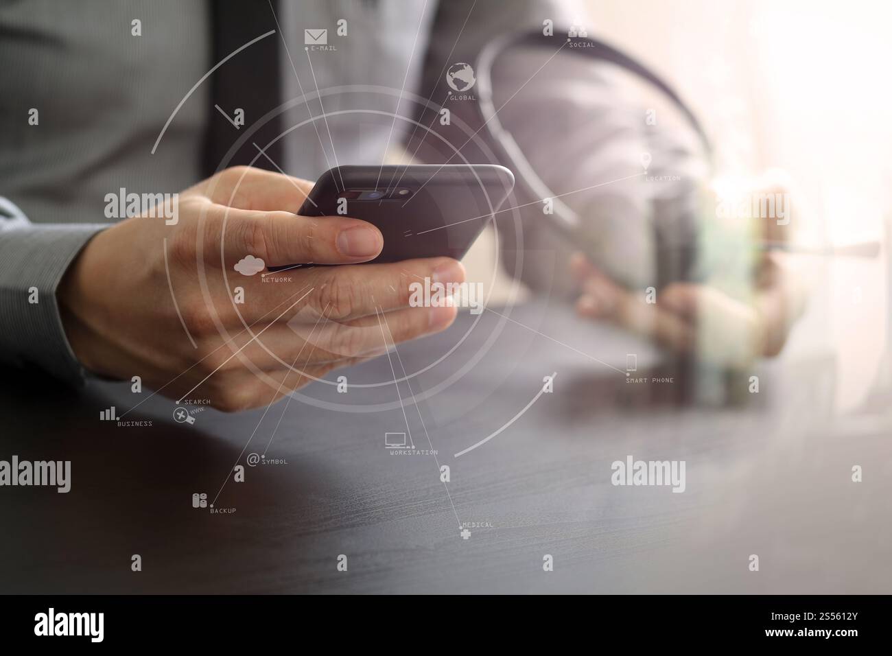 Imprenditore tramite VOIP auricolare con il telefono cellulare e il concetto di comunicazione centro di chiamata sulla scrivania in legno con la realtà virtuale diagramma icona Foto Stock